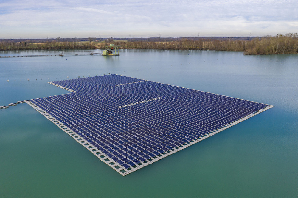 德国公司坑里建漂浮太阳能发电站