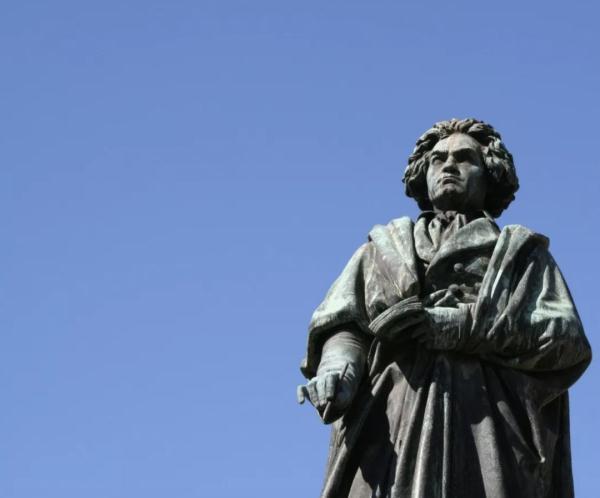 德国波恩贝多芬雕像stephanie berghaeuser贝多芬一生的感情生活非常