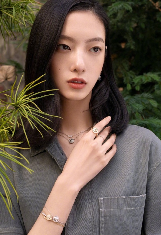 她是春夏男友的前任今穿连体短裤配网眼短靴尽显大气超模范