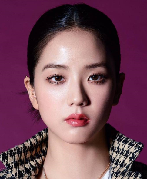 blackpink金智秀曝三月时尚大片,烟熏妆果冻唇,又欲又清纯!