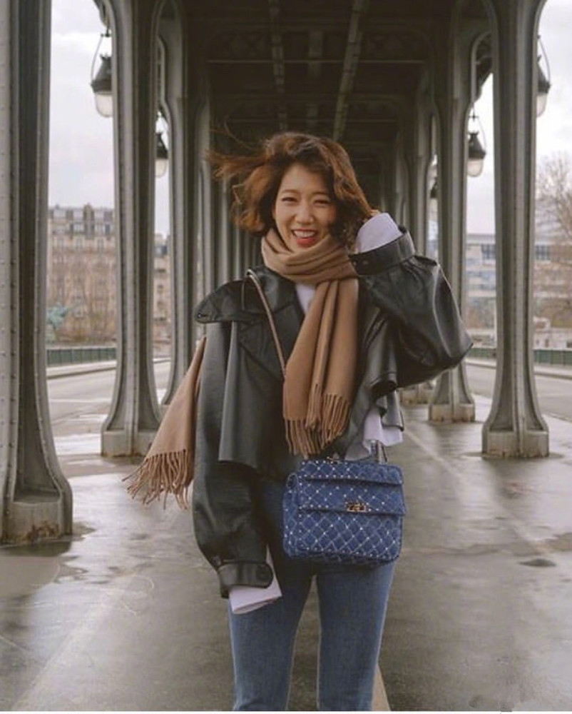 朴信惠高腰的裤子搭配红色v领衬衫出席新剧发布会随性时尚