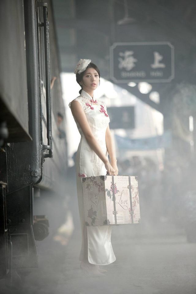 成第一美女,30岁郭雪芙穿白色旗袍,小白花气质绝了