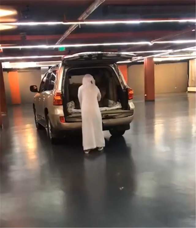 能停30台车的私人车库 阿联酋富豪仅停2台车 一宾利一雷车 腾讯网