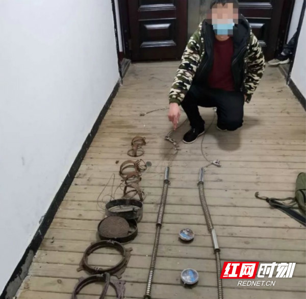 娄底新化县一男子上山套野猪还养在家被抓了