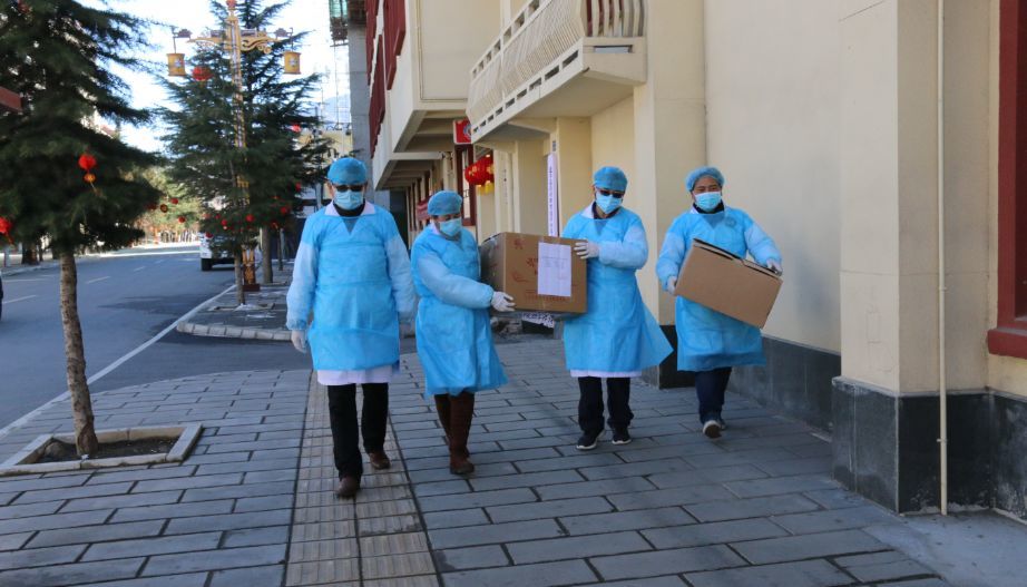 在疫情发生后,州藏医院,德格藏医院,德格宗萨寺藏医院,乡城藏医院和
