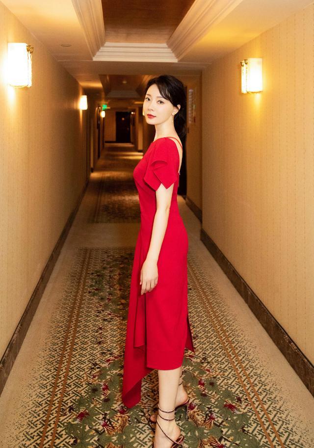 陈数的气质真是学不来,红色露背连衣裙温柔大气,这才是真的高级