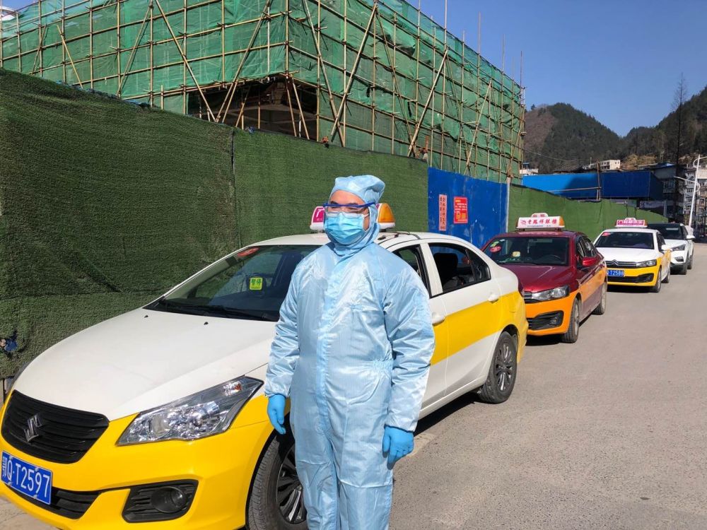 湖北利川市出租车志愿车队希望为抗击疫情多做点贡献