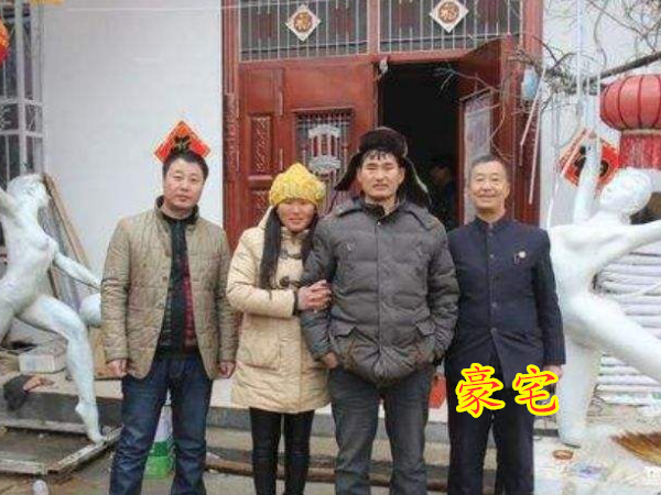 同是草根歌手,王二妮的豪宅,大衣哥的豪宅,草帽姐的豪宅,差距很明显!