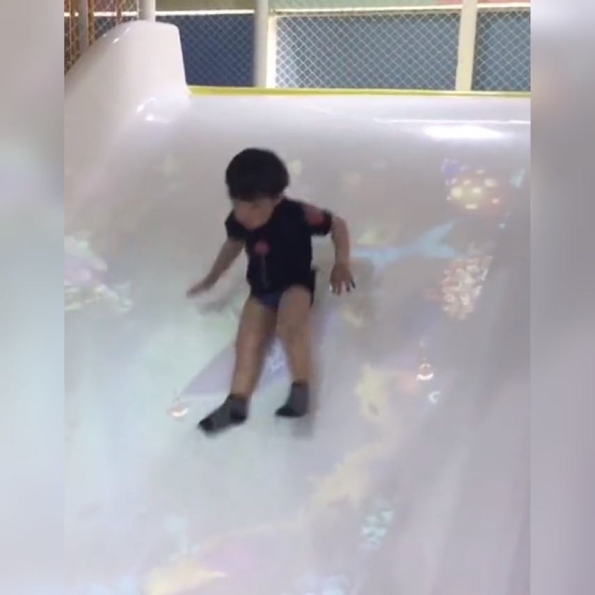 小男孩穿小短裤玩滑梯走红网络,网友:小朋友,你的屁股还好吗?
