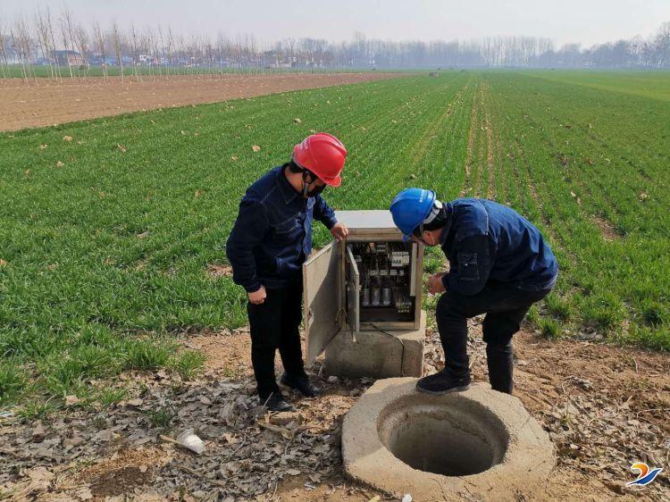 2月20日,国网太康县供电公司朱口供电所工作人员对机井通电的设备和