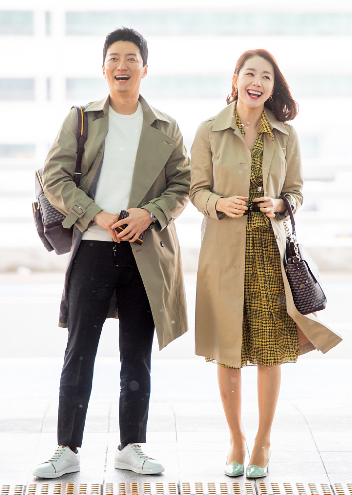 苏怡贤印乔镇情侣风穿搭登对养眼对镜甜笑恩爱亲密默契十足