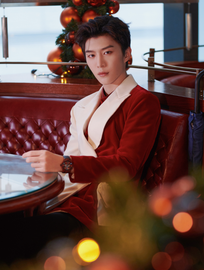 范丞丞晒童年照,西瓜头小圆脸颜值高,像极了"奶团子"