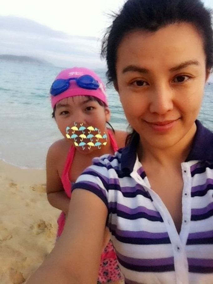 45岁第一绿叶美女朱晏晒照脸部僵硬认不出展示茶艺心情好