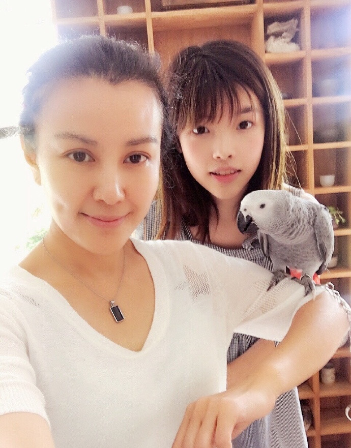 45岁"第一绿叶美女"朱晏晒照,脸部僵硬认不出,展示茶艺心情好