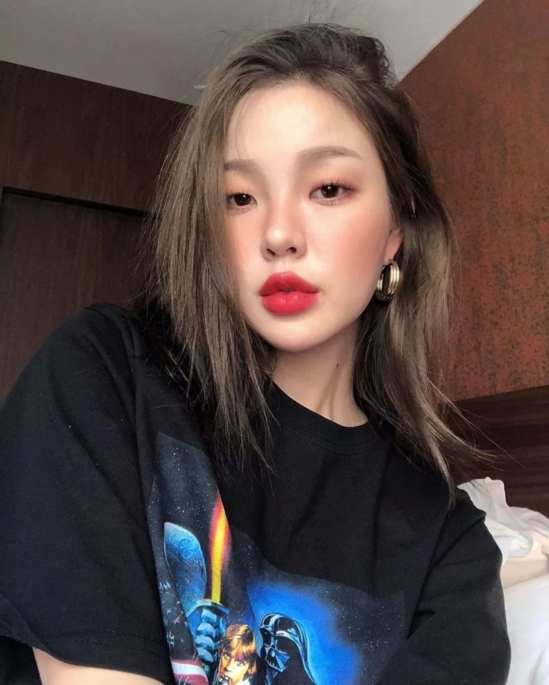 一周七天不重样~heejoo是韩国知名的美妆博主,同时也是一名模特,目前