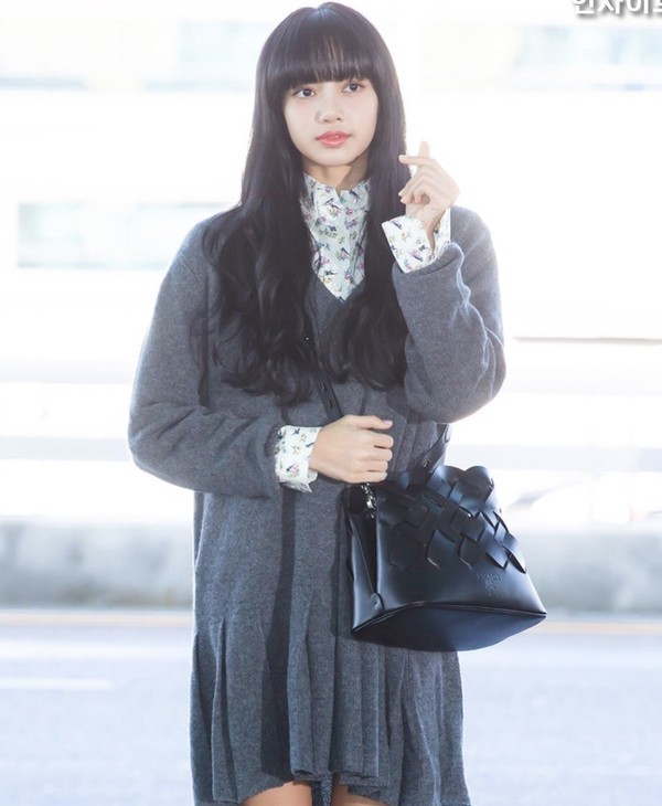 lisa换黑发更灵动活泼,学院风穿搭超q
