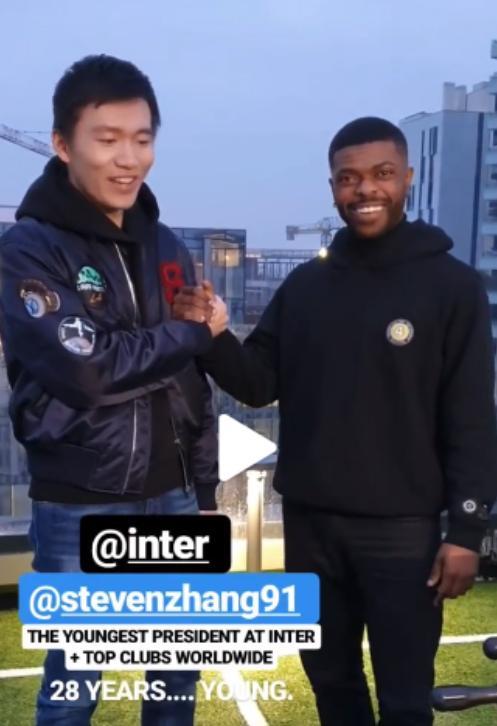 苏宁之子张康阳出席米兰时装秀运动搭配亮眼义卖球衣支援武汉