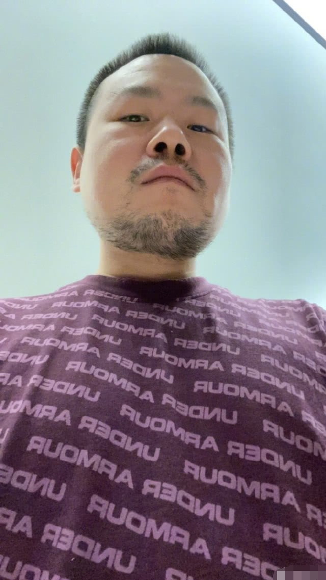 岳云鹏胡子拉碴躺沙发玩游戏,遭老婆吐槽:一天不说话,饭都来不及吃