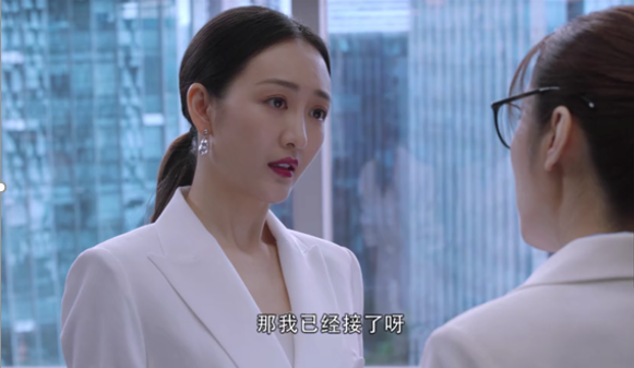 《精英律师》职场穿搭:蓝红每次出场都惊艳,难怪罗槟放不下