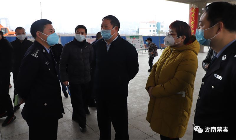 县长,县禁毒办主任,县公安局长徐怀友一行深入塘渡口镇石湾社区防疫点