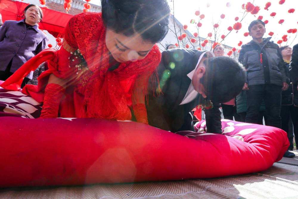 聪明婆婆到处炫耀:"生米做成熟饭,不花一分钱娶了个媳妇进门"