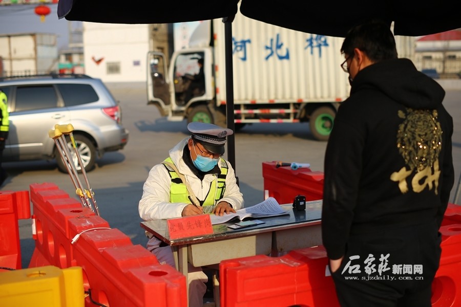 民警康学武正在登记车辆信息.