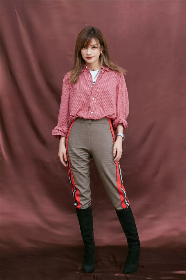 赵薇瘦了就是任性,穿紧身红色长裙系腰带还这么松,蜂臀比太惹眼