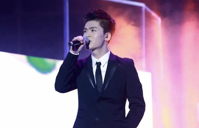 宁桓宇官宣结婚晒证件忘p女方名字太粗心还曝光老婆出生年月