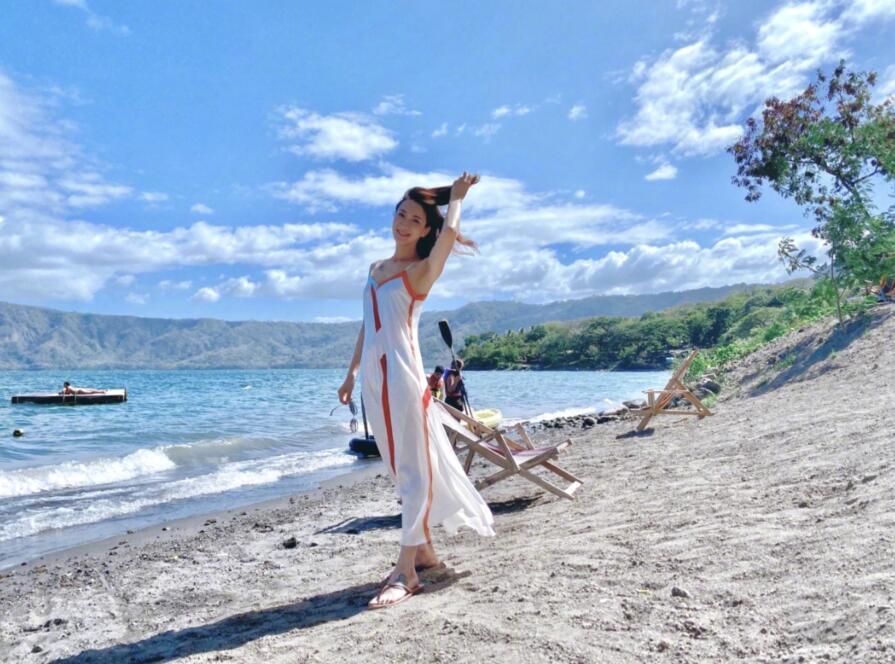 许婧国外与男友甜蜜度假,吹着微风,男友镜头下她开心得像个孩子