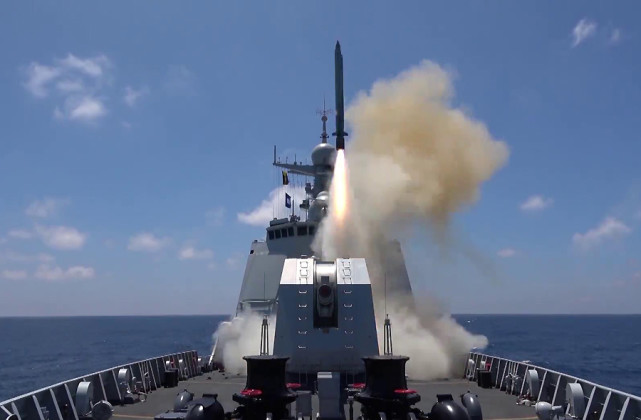 052d驱逐舰发射鹰击-18亚超双速反舰导弹052d型驱逐舰配置有64单元大