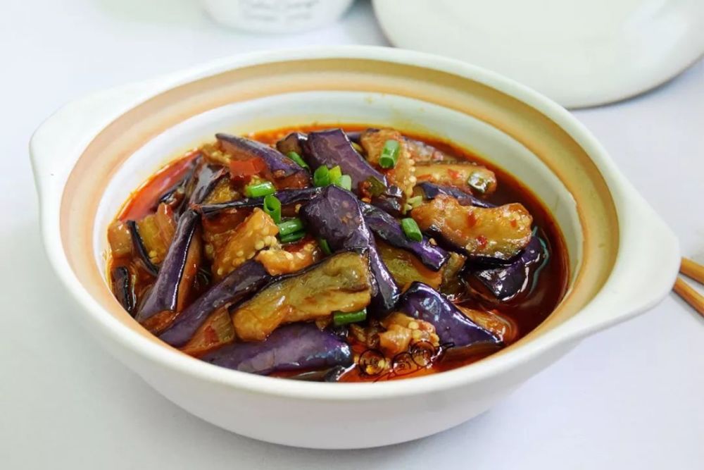 4. 放入茄子,加入花椒粉和酱油翻炒.