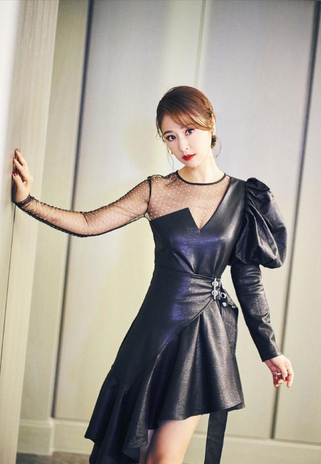 44岁林心如装嫩有术!不规则网纱衣小秀事业线,黑皮裙性感又撩人