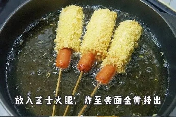 6,吸去芝士火腿卷表面油分,淋上自己喜欢的酱料就可以开动啦.