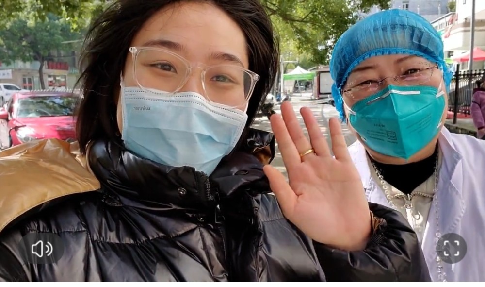 2月18日,邓丹菁康复出院后与母亲合影.