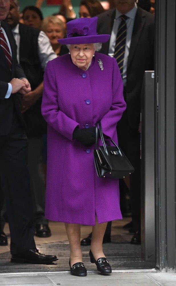 英女王不愧是彩虹女王一身紫色大衣尽显高级范真不像93岁