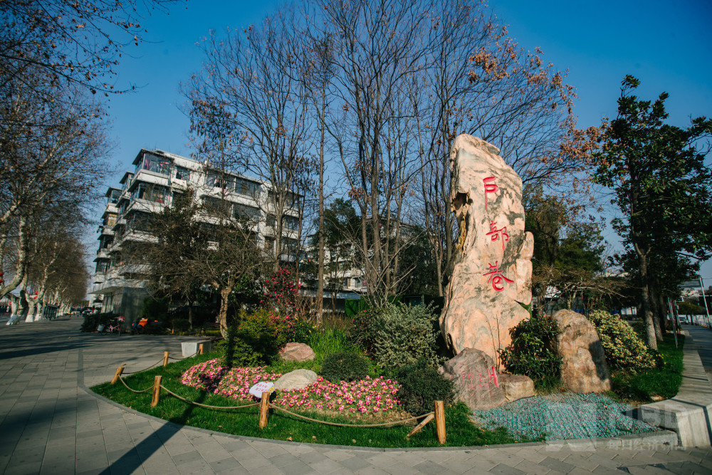 武汉街头,空空的道路和抗疫横幅最严管控后的汉阳门花园每日经济新闻