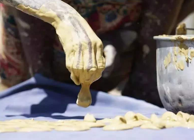 穷的只能吃土的国家打小就吃泥饼长大很多人一辈子没吃过米