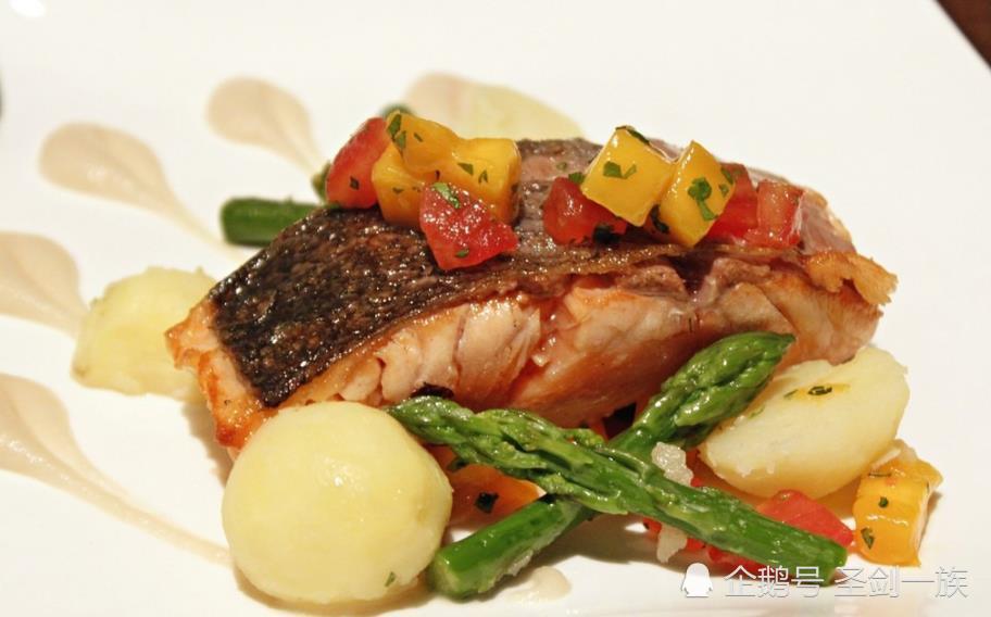 黄金鸡棒槌,翡翠彩蔬卷,香煎三文鱼,酸菜鱼,大盘鸡美味的做法