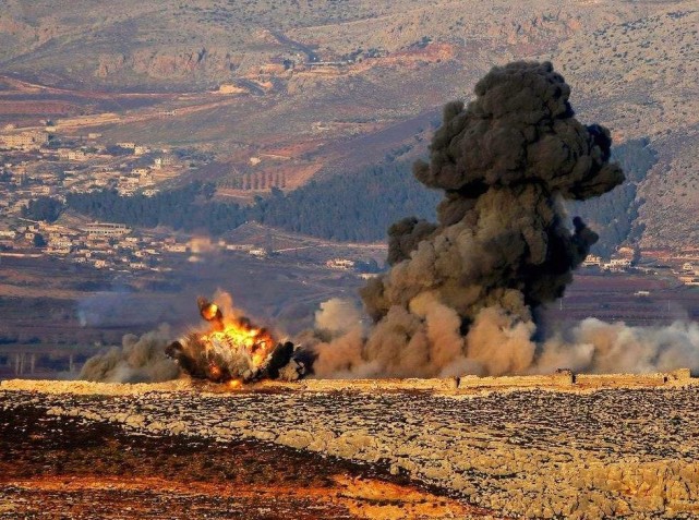 俄军大批战轰投下子母弹炸哑土耳其重炮集群叛军敢死队遭全灭