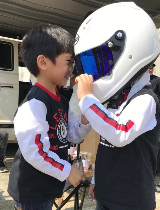 林志颖带双胞胎儿子到赛车场地玩耍陈若仪穿赛车服大秀好身材