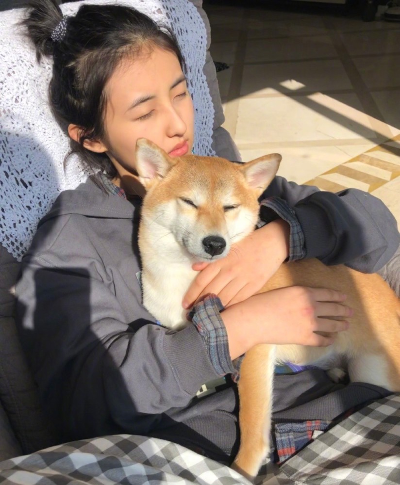 妹妹张子枫晒私服照,穿卫衣配格纹睡裤,怀抱"小锅"甜美温馨