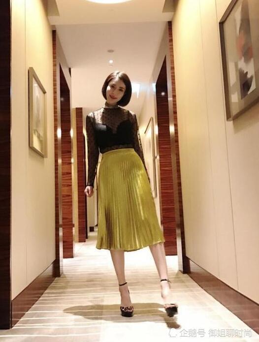 胡然性感又有料穿透视衣配黄色百褶裙丰满身材真撩人