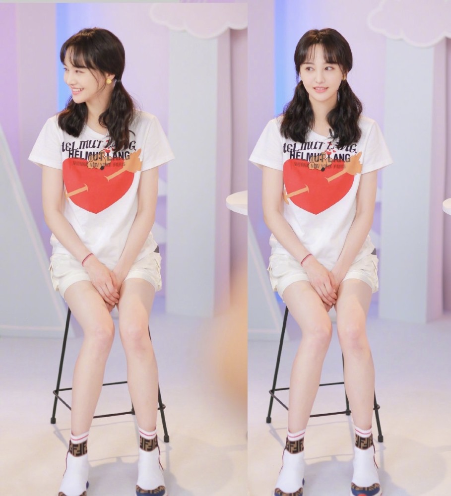 更是将一双美腿显得又长又白皙,没有过多珠宝配饰的郑爽,格外清纯甜美