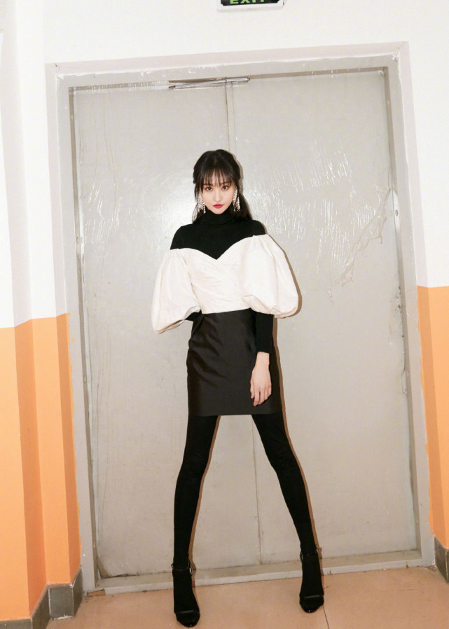 单身的郑爽真美穿灯笼袖上衣配短裙秀漫画腿优雅复古