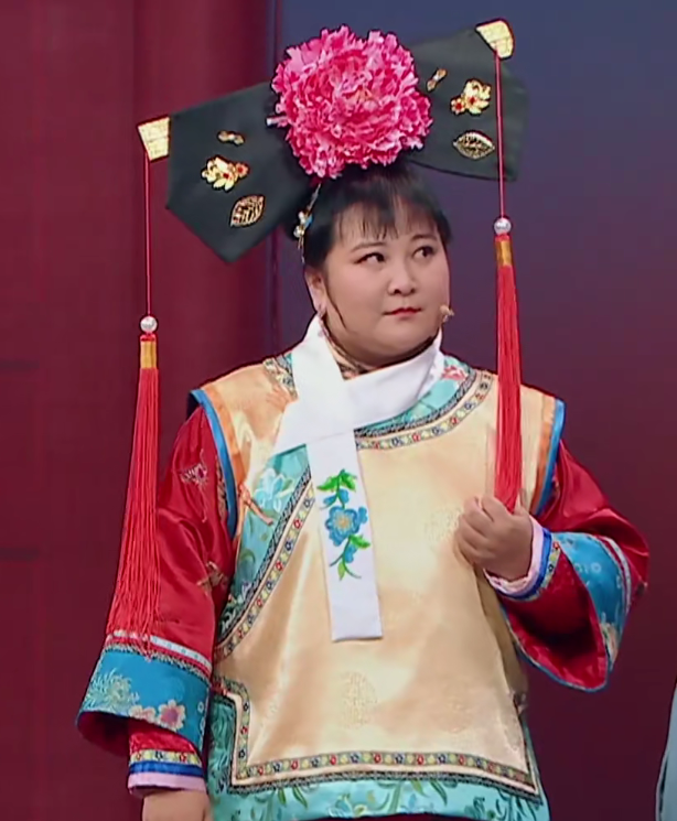 贾玲饰演紫薇穿一身古装,脚上却搭配小白鞋,竟意外很显时尚