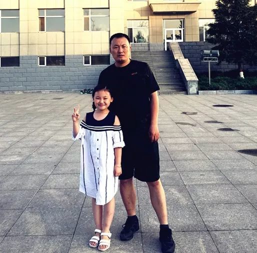便匆匆返回部队承接战备任务,留下乌兰托娅和女儿宝蛋儿独自在家过年