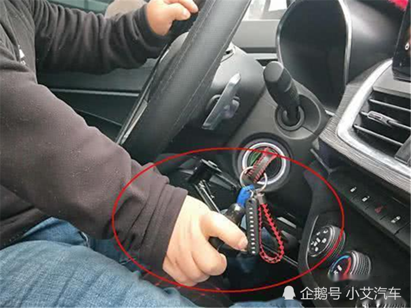 他的脚根本就无法踩到刹车和油门,那他是怎样来驾驶这辆普通汽车的呢?