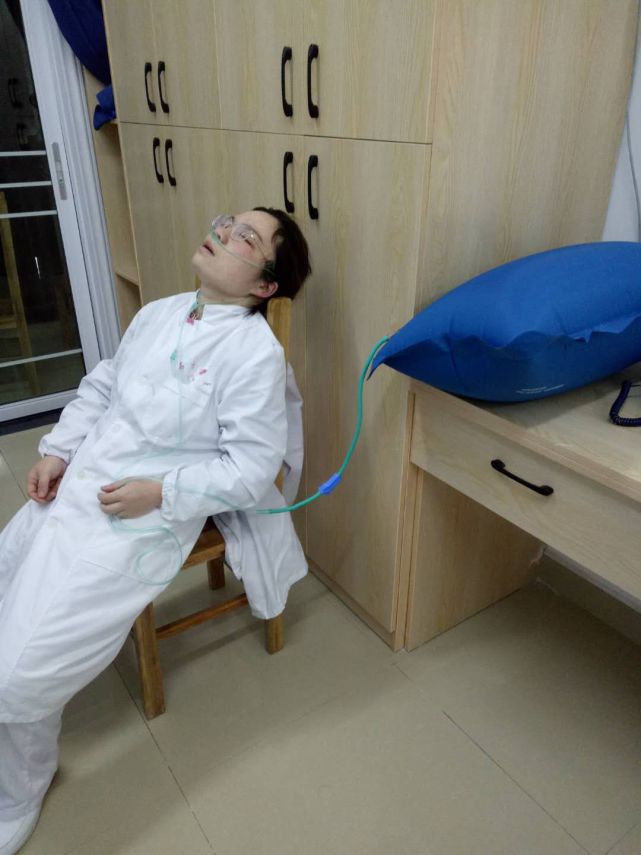 泪目荆州一护士忙到凌晨几近晕厥她吸着氧在椅子上睡着了