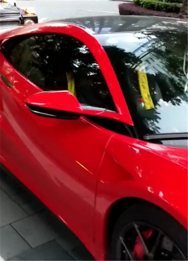 挂四连号车牌的讴歌nsx,车牌值6位数,车主在成都当地颇有名气