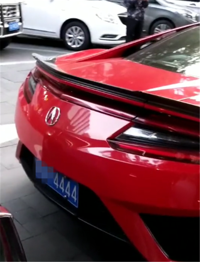 挂四连号车牌的讴歌nsx,车牌值6位数,车主在成都当地颇有名气